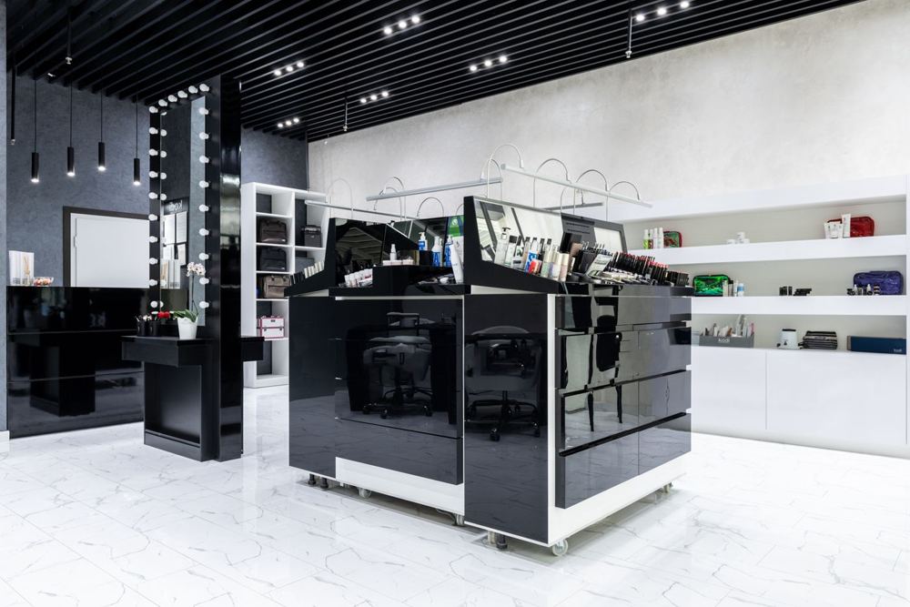 Présentoirs de produits dans une boutique cosmétique moderne