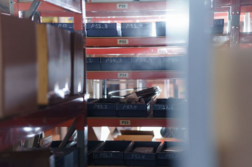 Étagère de stockage organisée avec bacs numérotés en entrepôt