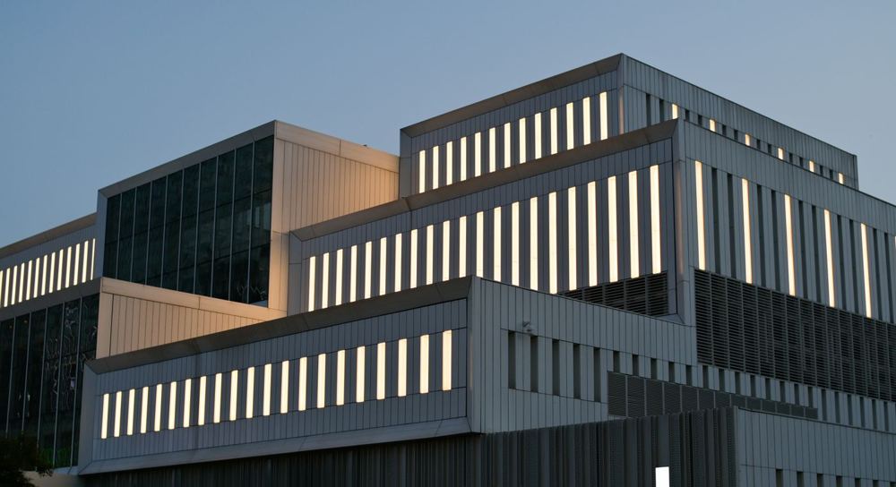 Façade de bâtiment contemporain illuminée au crépuscule