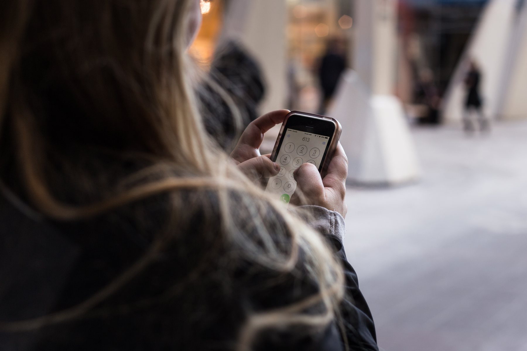 une personne compose un num&eacute;ro sur son t&eacute;l&eacute;phone pour rappeler rapidement