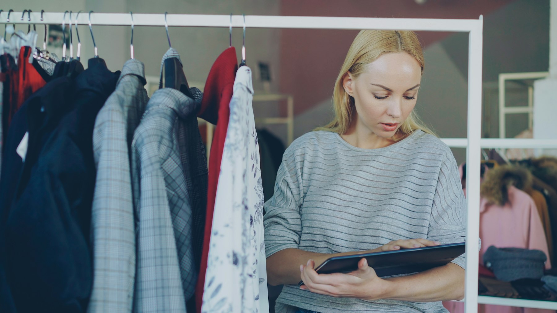 commerçante qui consulte son ordinateur pour gérer sa fiche et ses avis en ligne