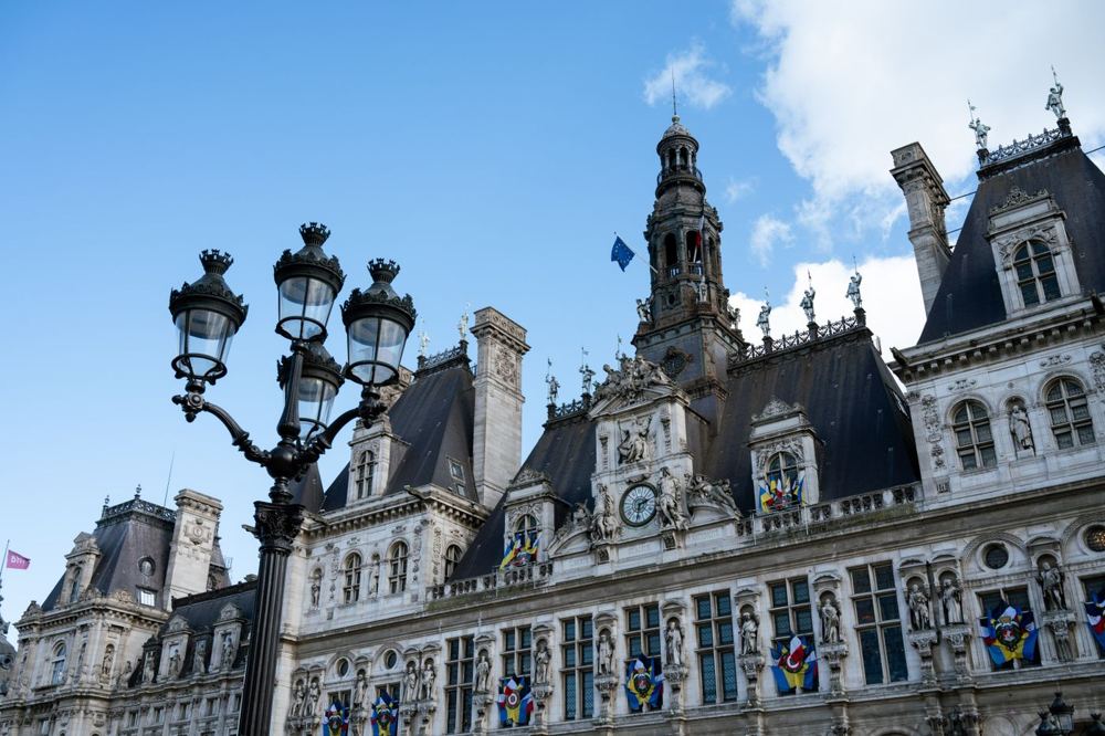 Hôtel de ville avec architecture classique sous ciel bleu