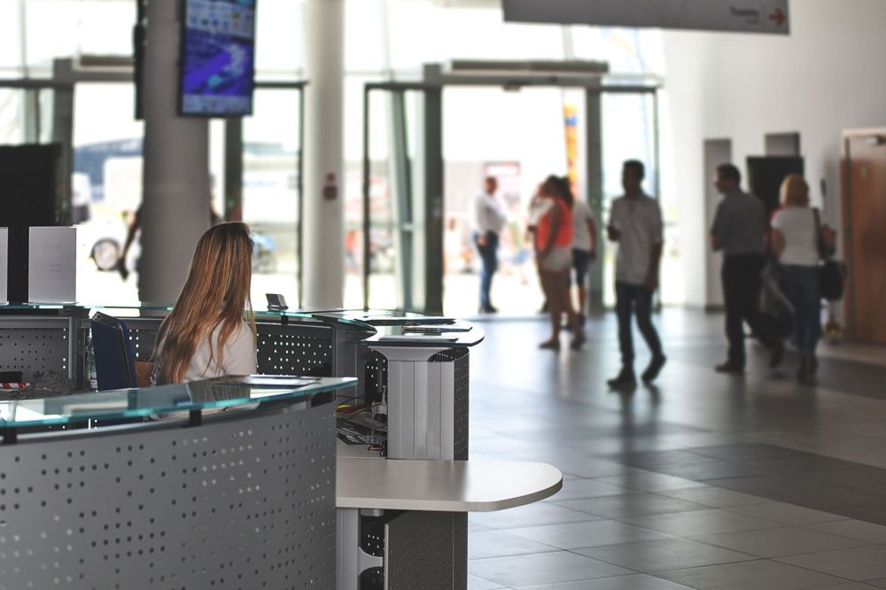 Espace d’accueil d’un bureau avec personnes et réceptionniste