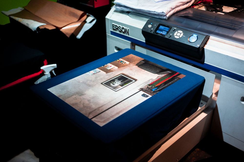 Impression grand format d’un visuel sur tissu en atelier