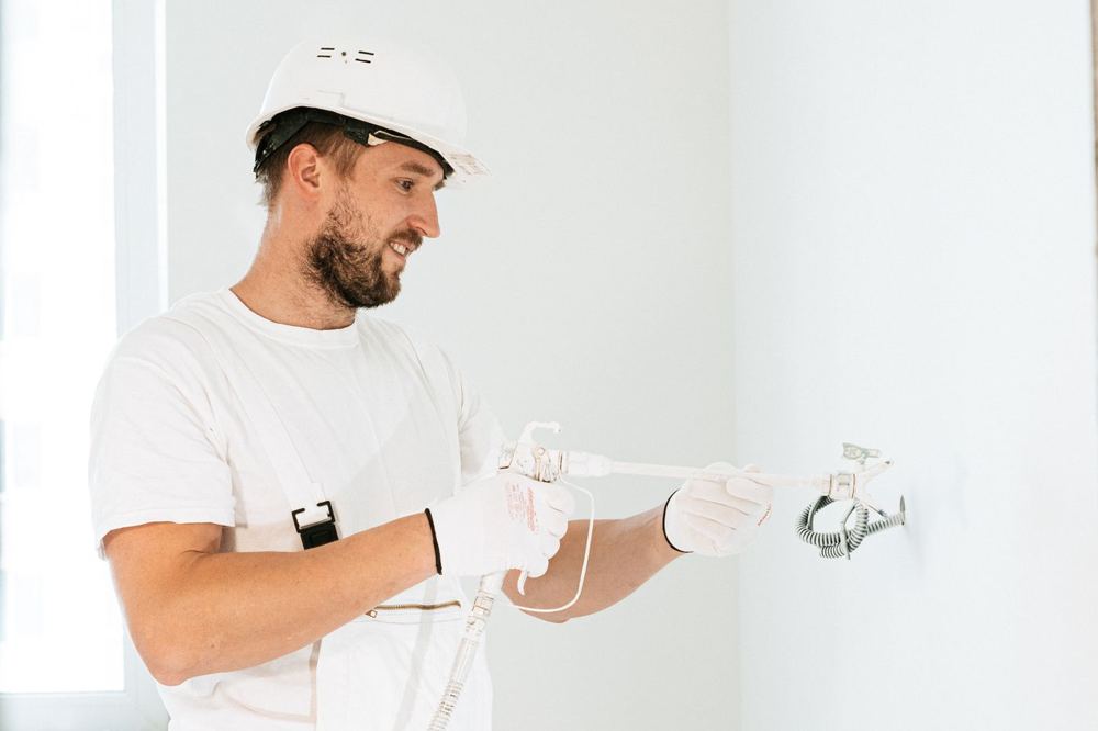 Électricien avec équipement de sécurité installant un câblage