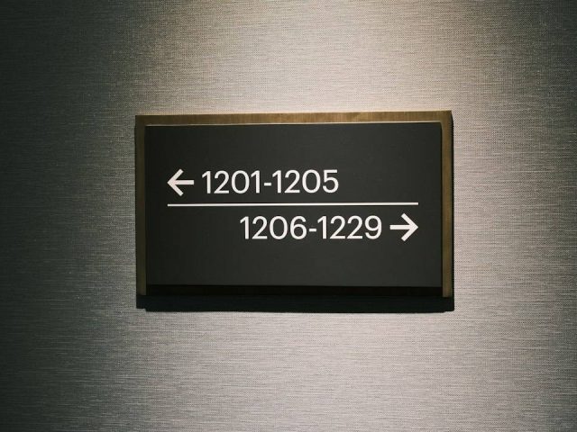 Signalétique intérieure de bureaux (plaques de porte)