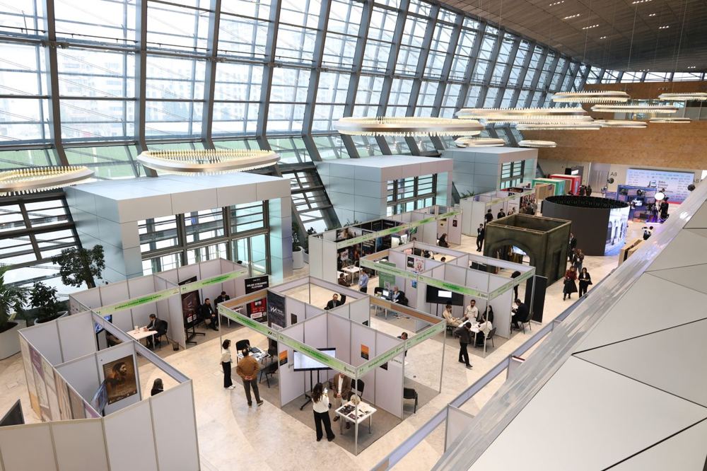 Salon professionnel avec plusieurs stands d’exposants et visiteurs