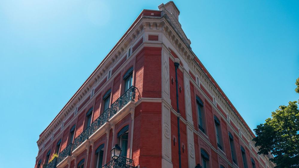 Bâtiment historique en brique rouge sous ciel bleu à Toulouse