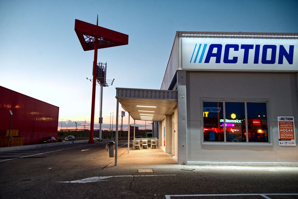 Totem publicitaire lumineux implanté sur un site commercial