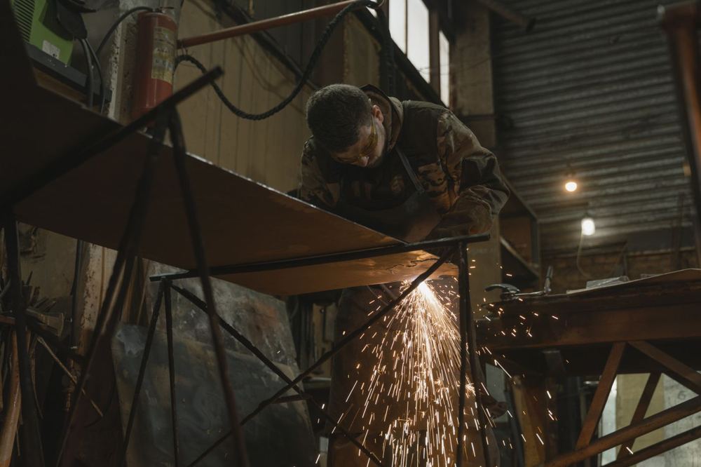 Soudure métallique en atelier lors de la fabrication d’une enseigne