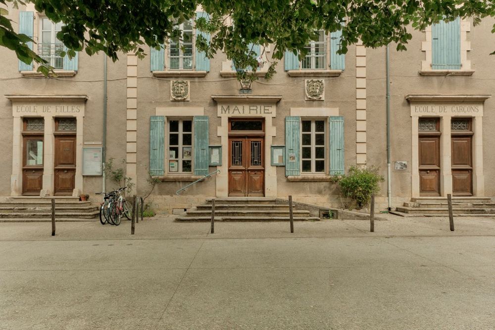 Façade d’une mairie française, autorité compétente pour la taxe sur la publicité extérieure