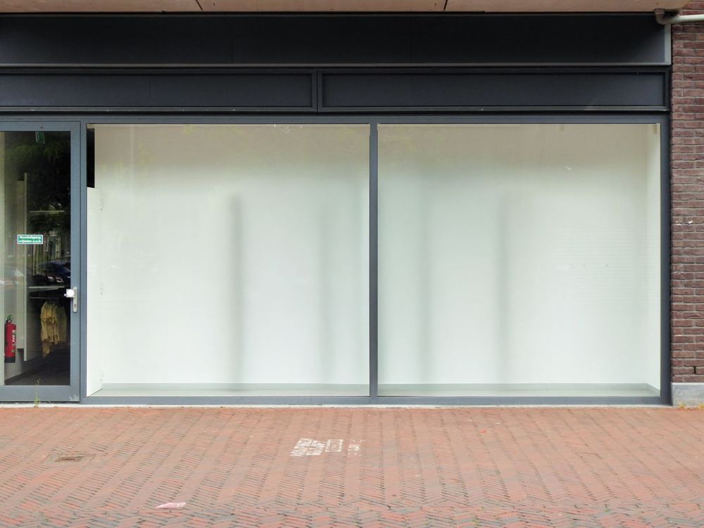 Vitrine de commerce moderne avec grandes surfaces vitrées
