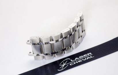 Bracelet métallique argenté posé sur ruban noir Laser Cheval, soudure invisible