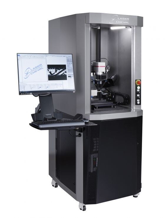 Machine de microsoudure laser Laser Cheval avec écran de contrôle en atelier