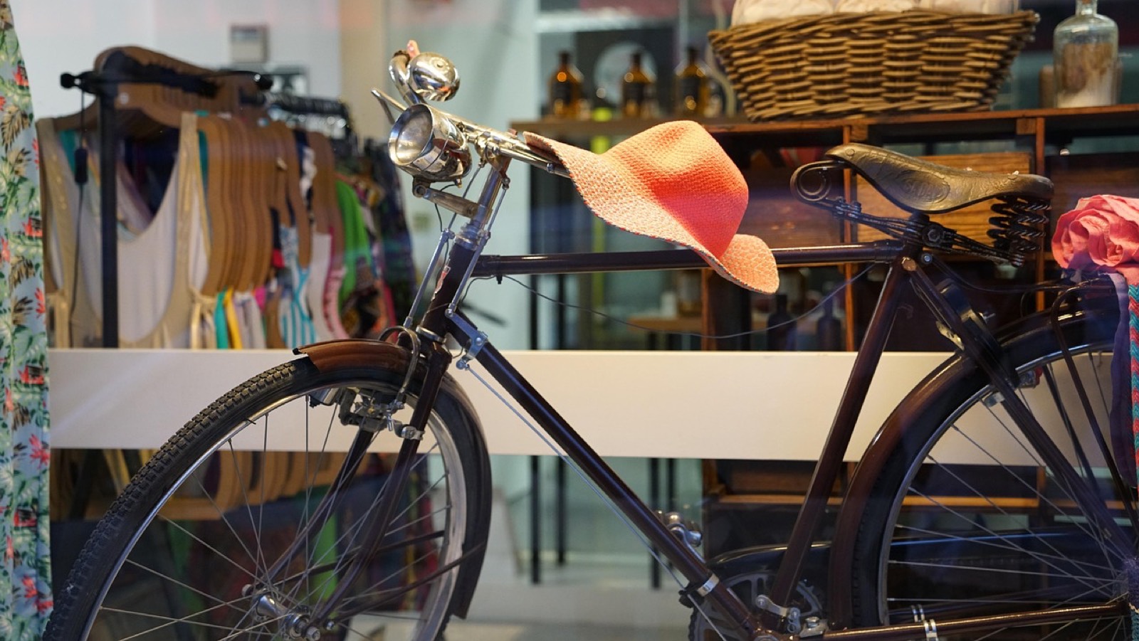 vitrine de petit commerce de quartier vue depuis la rue
