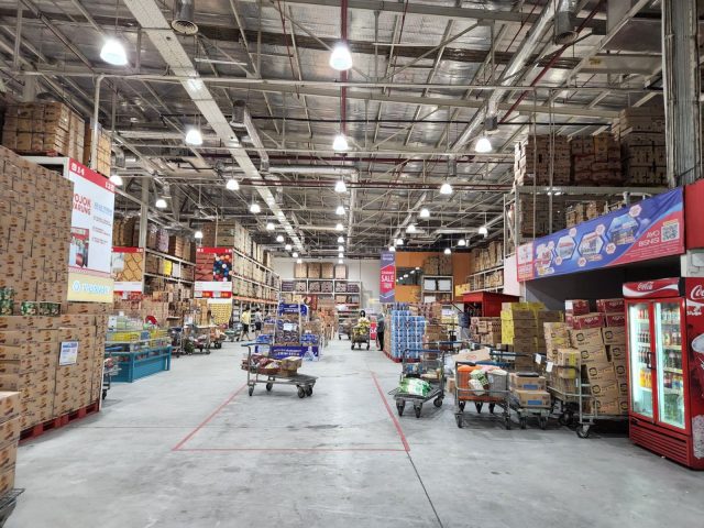 Box de stockage ou garde-meuble : quelle différence pour un commerçant