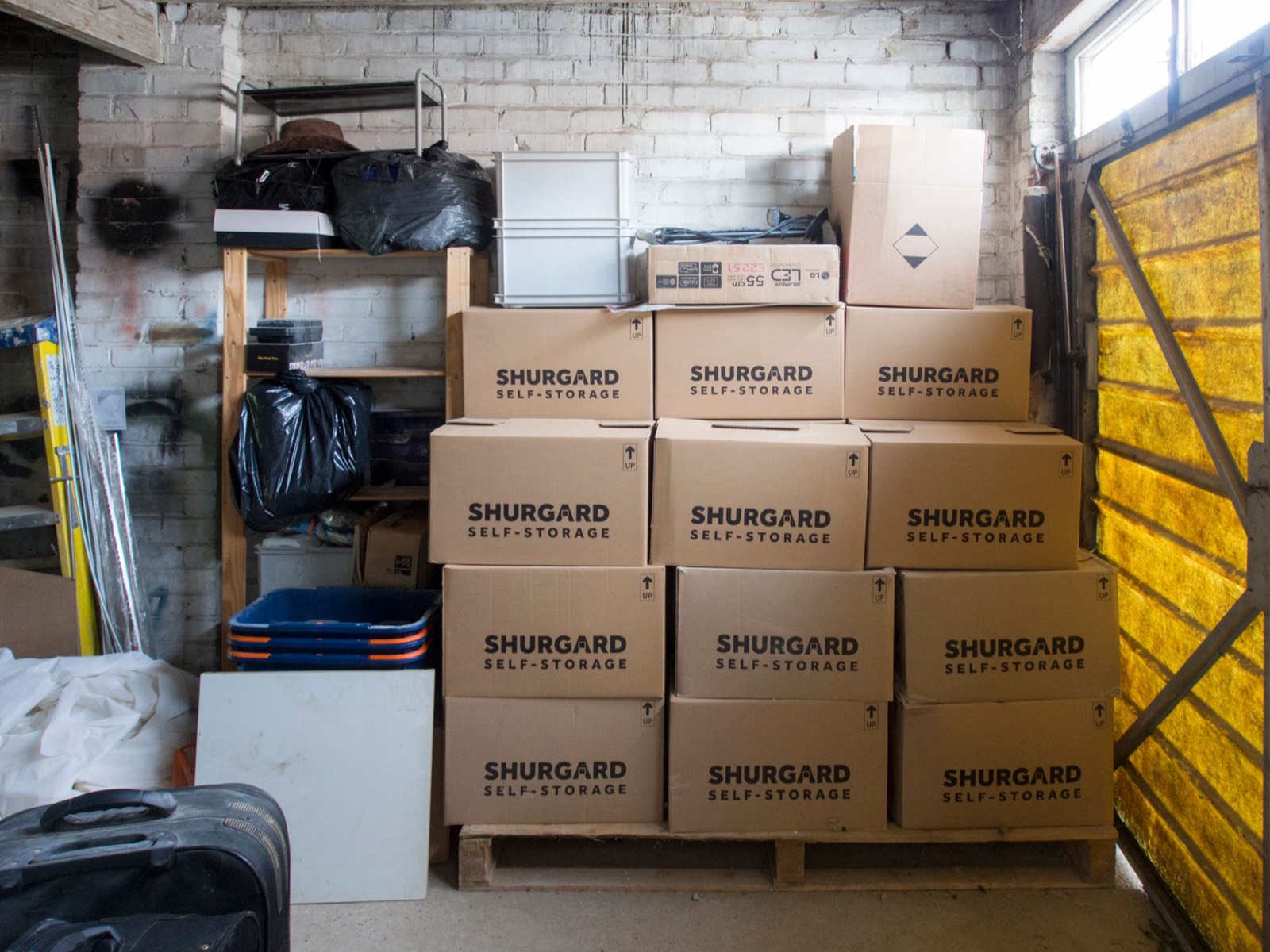Étagères d'un entrepôt de stockage pour mobilier et stock de commerce