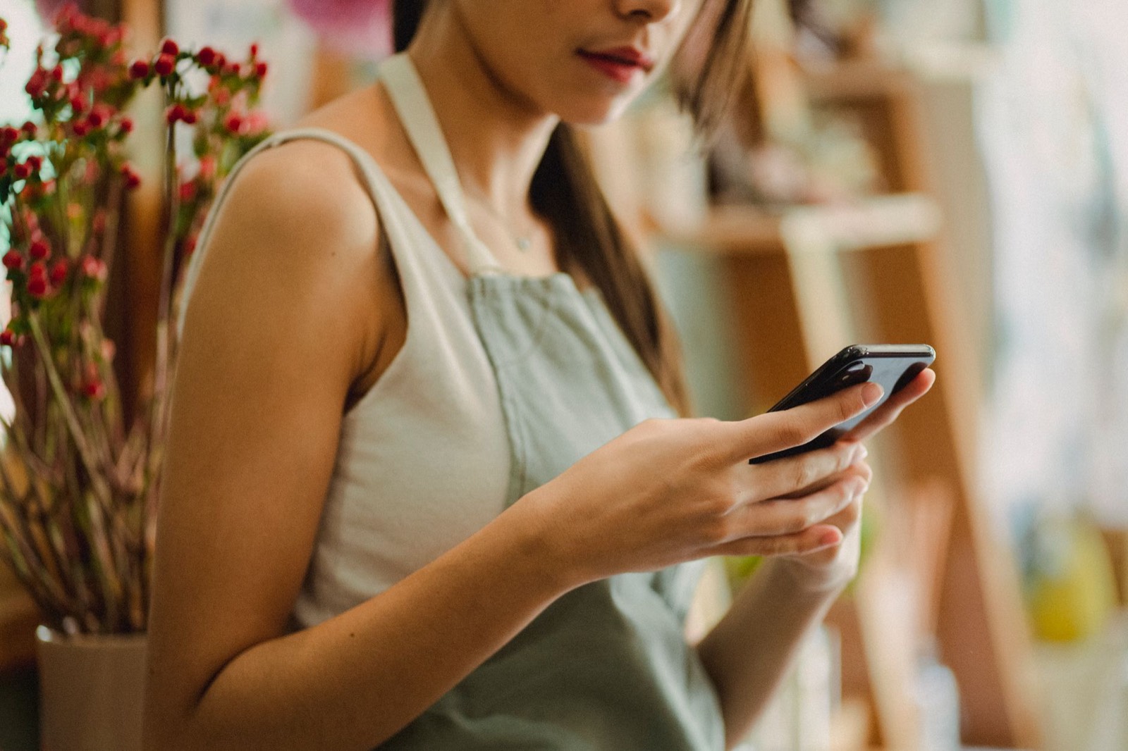 commerçant consultant sa fiche Google depuis son smartphone