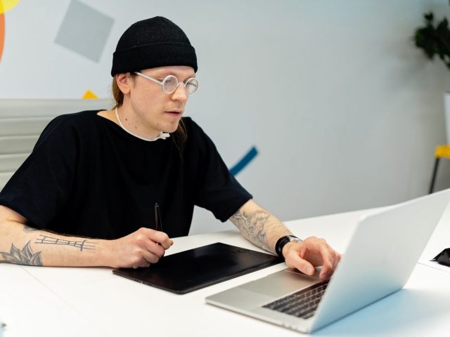 Designer UX/UI : quel salaire ou tarif freelance prévoir ?