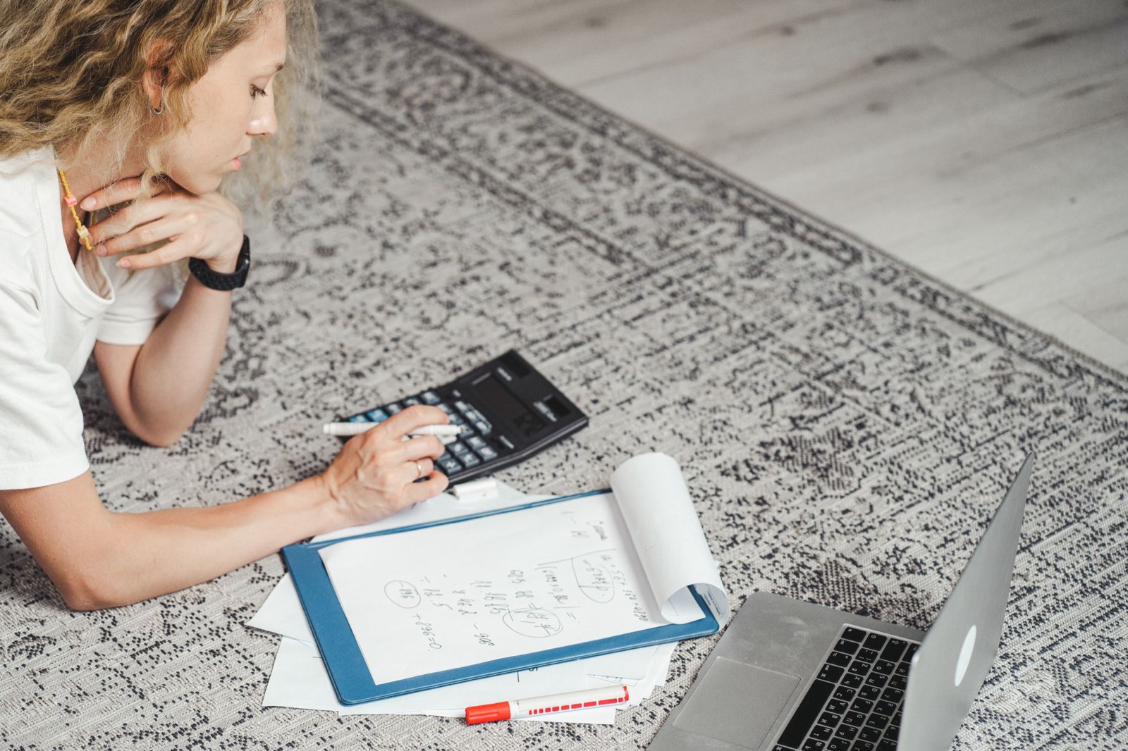 Espace de travail freelance avec facture et calculatrice pour estimer un budget designer UX/UI