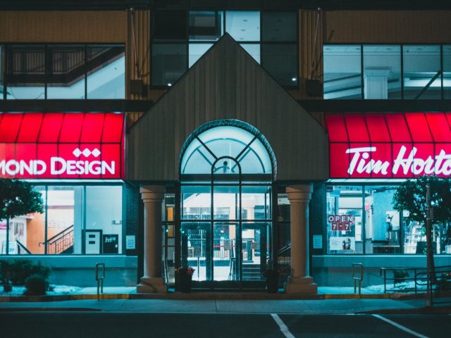 Enseigne de commerce : le levier visuel qui complète le référencement