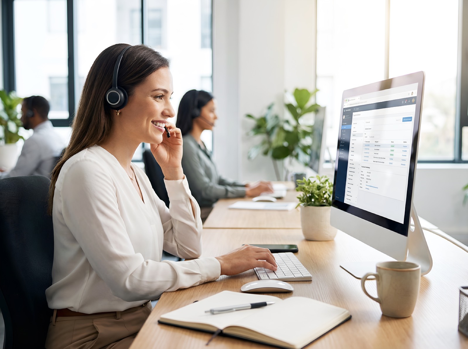 Équipe commerciale au téléphone dans un bureau, prospection commerciale