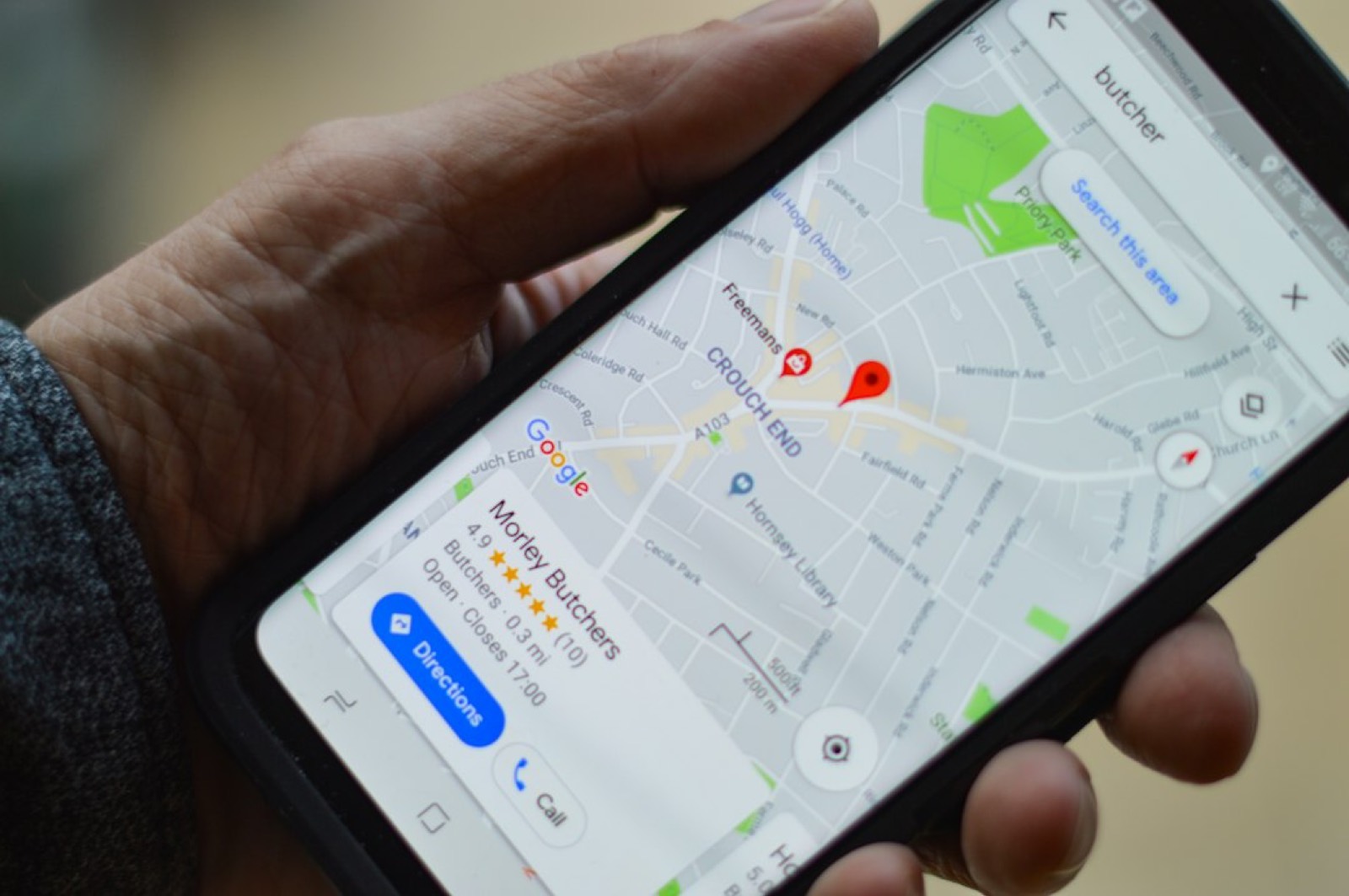 Smartphone affichant une carte avec un repère de commerce local