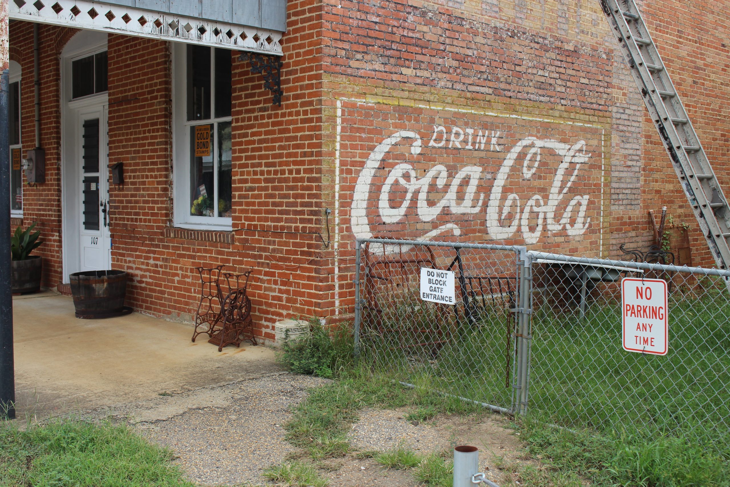 Ancienne publicité murale peinte Coca-Cola effacée par le temps, à Sasser (Géorgie)