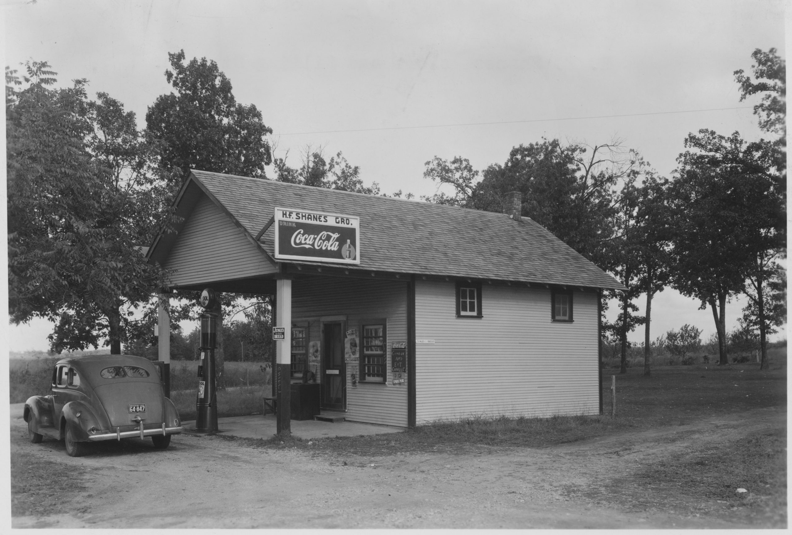 Épicerie-station-service américaine des années 1940 avec une enseigne Coca-Cola peinte en façade