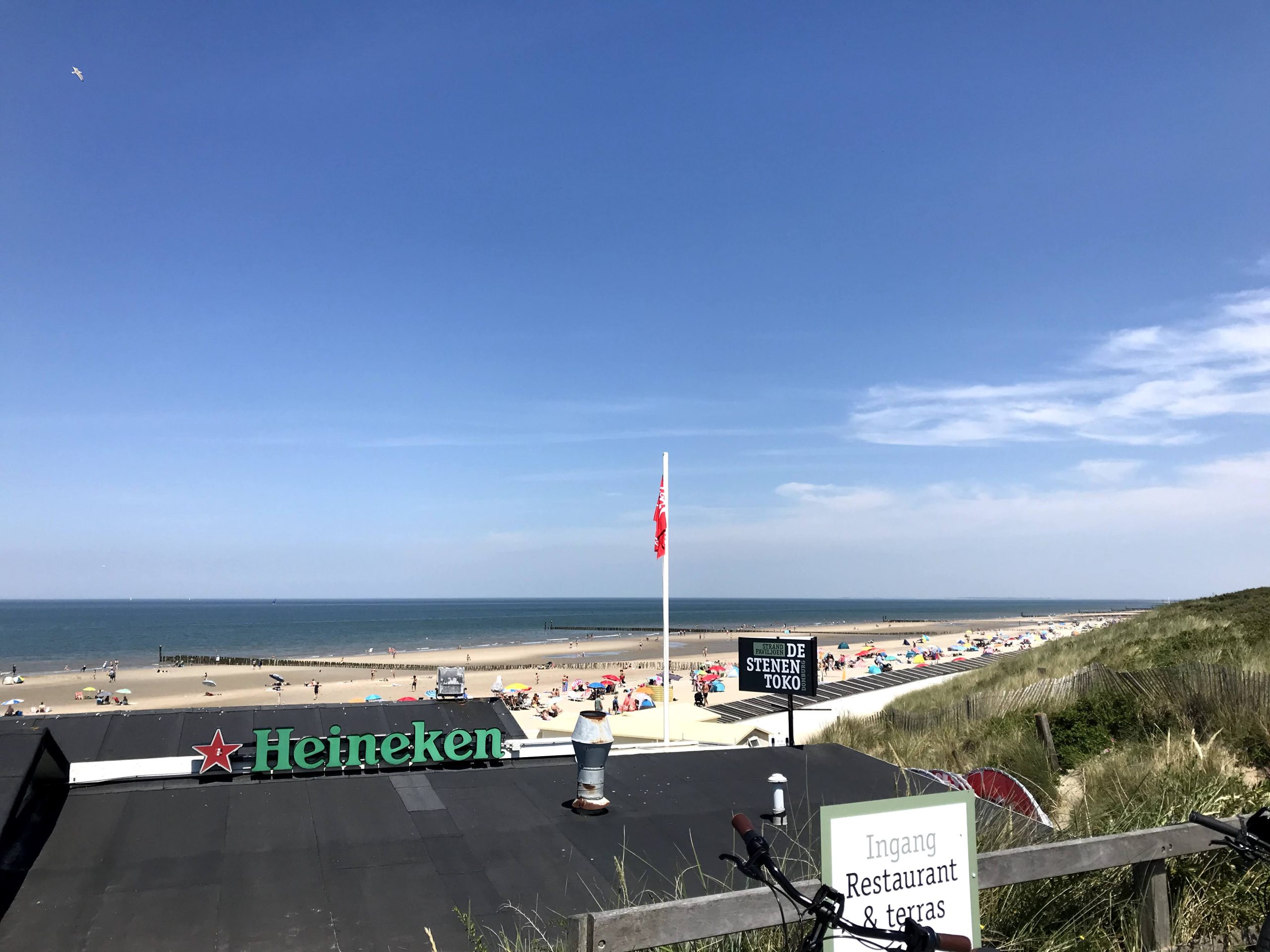 Enseigne lumineuse Heineken sur le toit d'un restaurant de plage à Domburg, aux Pays-Bas
