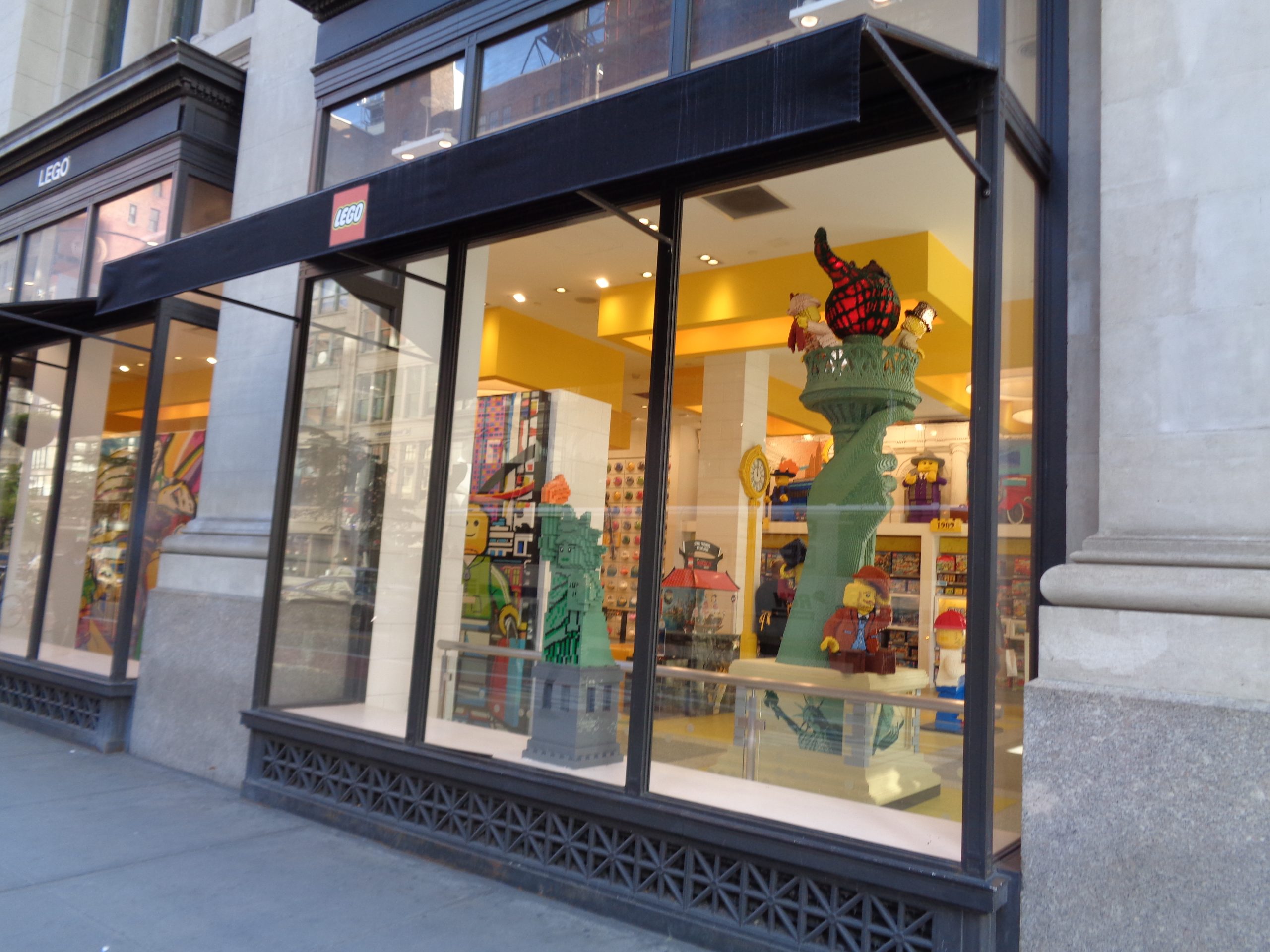 Enseigne LEGO sur la façade du Toy Center, 5th Avenue, à New York