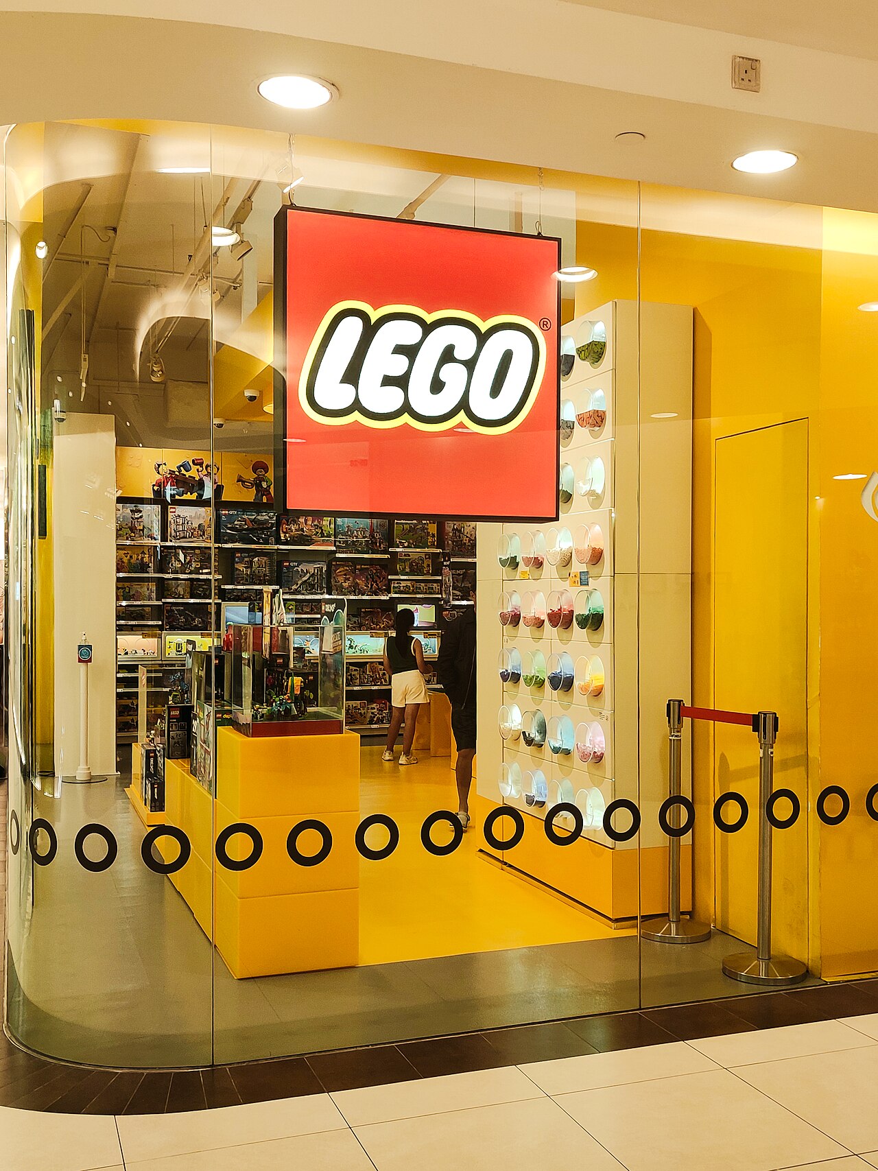 Histoire du logo LEGO : origine, carré rouge et magasins