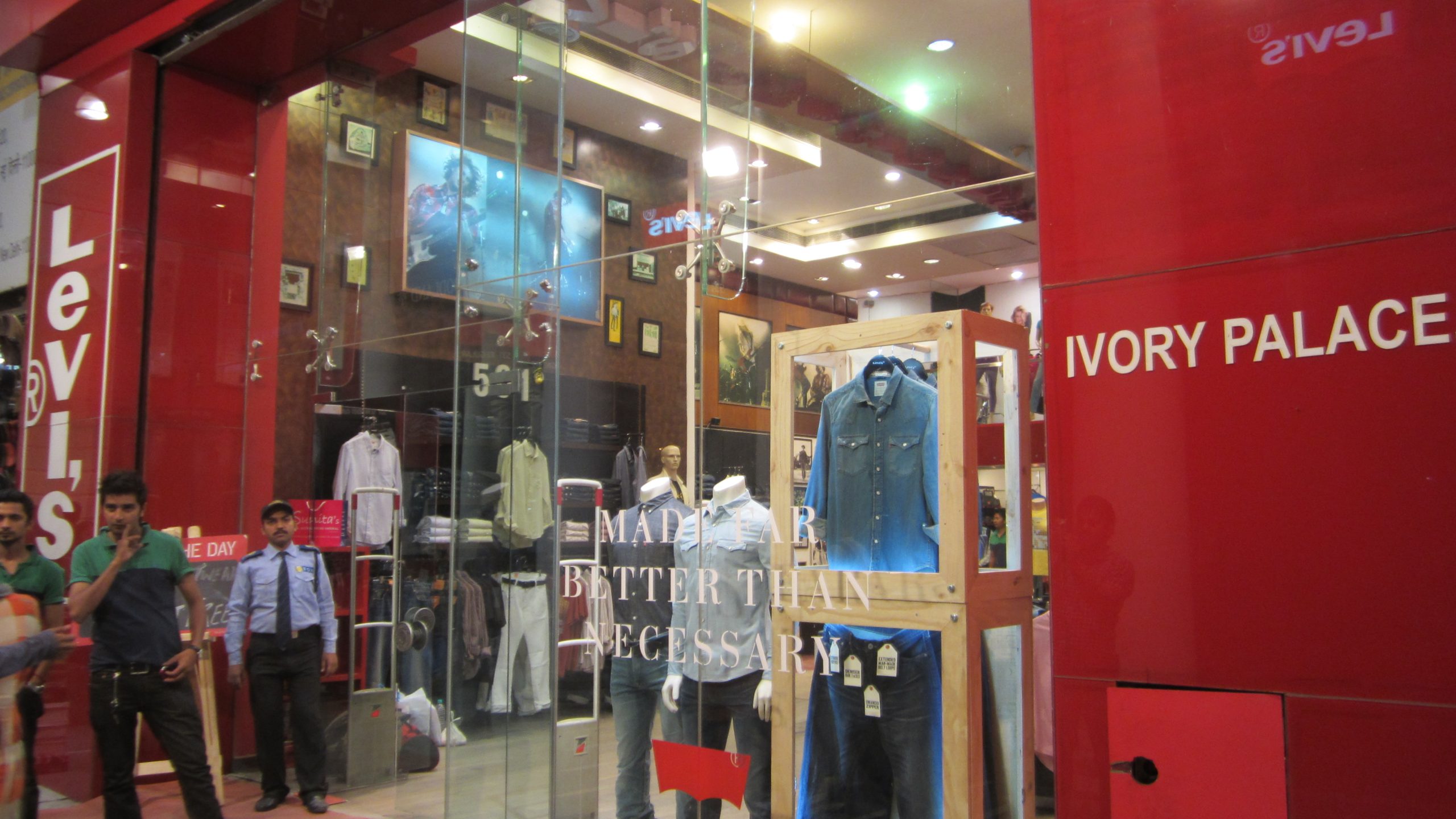 Vitrine et enseigne d'un magasin Levi's à Rajiv Chowk, New Delhi
