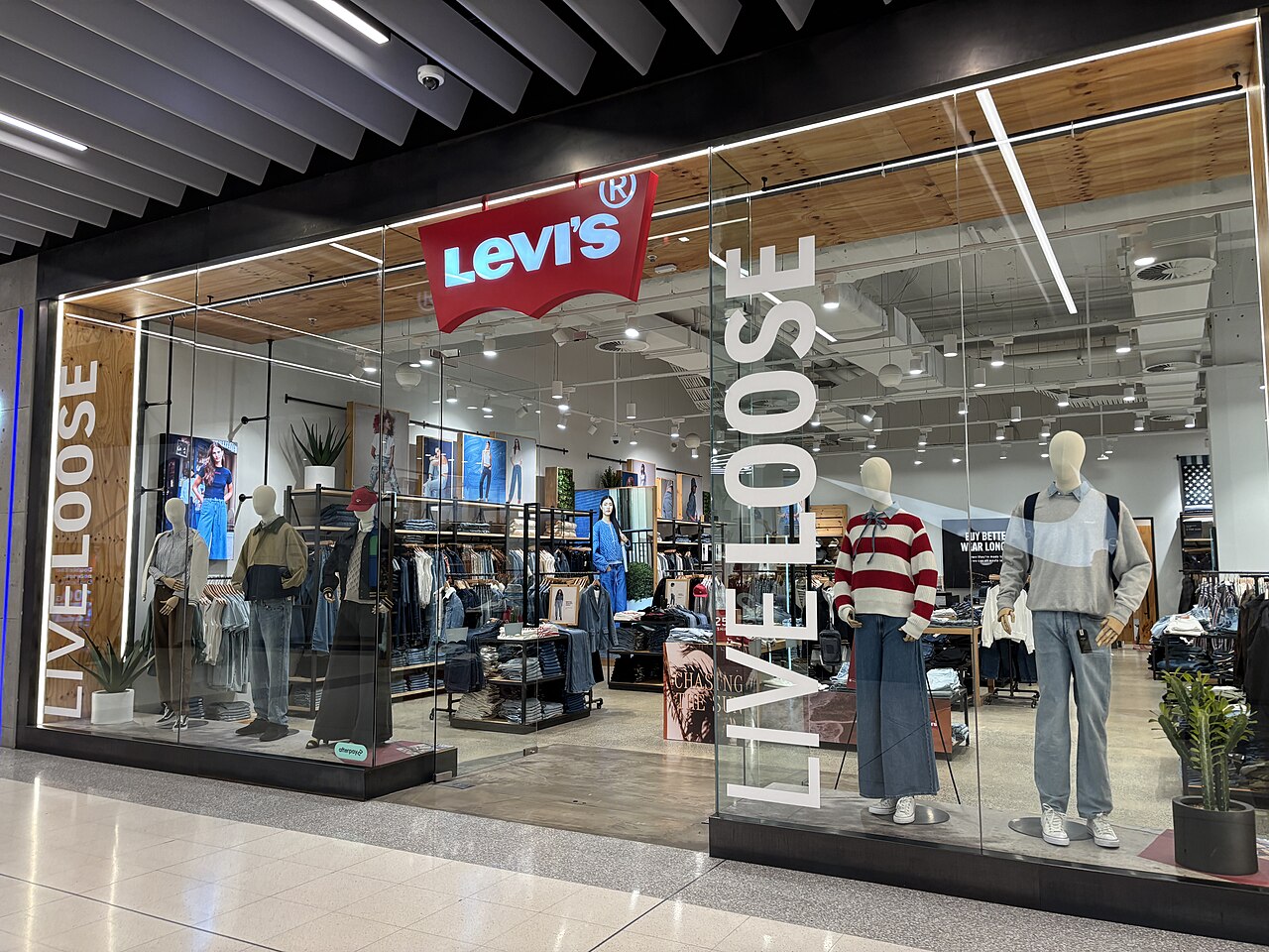 Histoire du logo Levi's : Batwing, étiquette rouge et enseignes