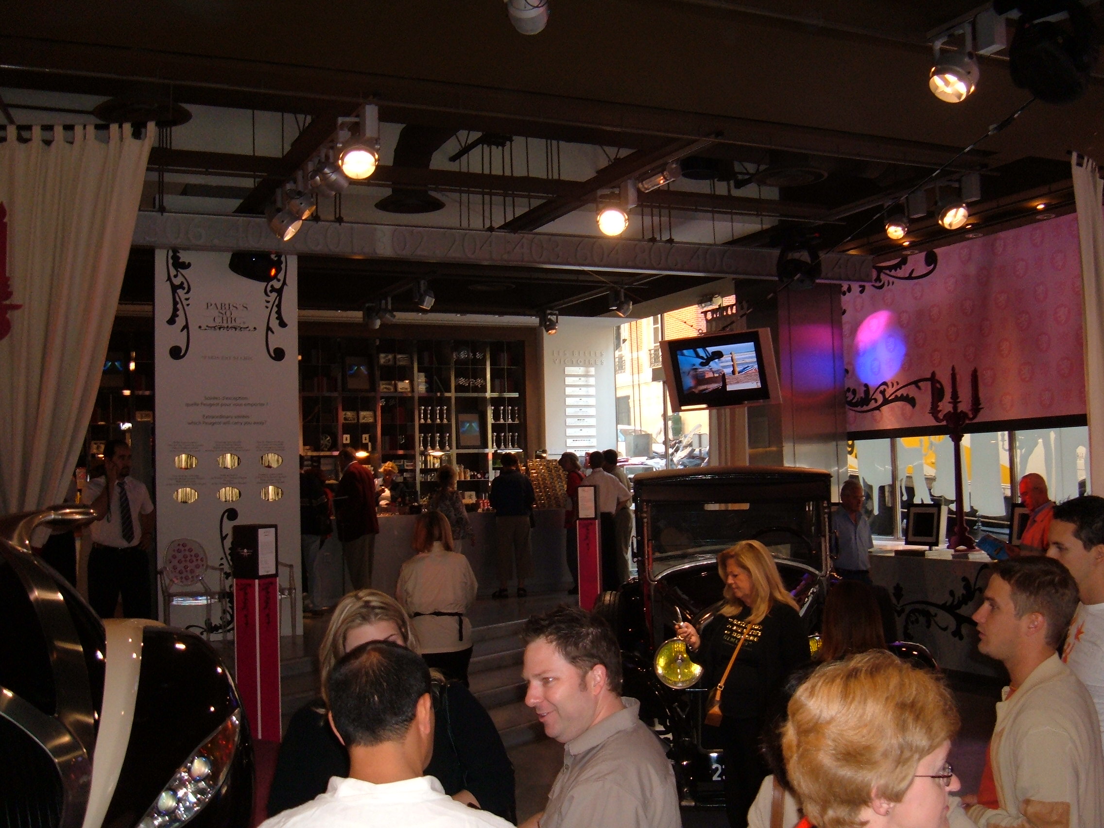 Showroom Peugeot avenue des Champs-Élysées à Paris, vitrine et enseigne de la marque