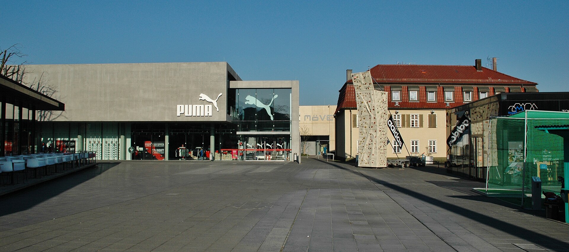 Façade du magasin PUMA Outlet dans l'Outlet City de Metzingen, en Allemagne, avec le félin bondissant en grand format sur le bâtiment