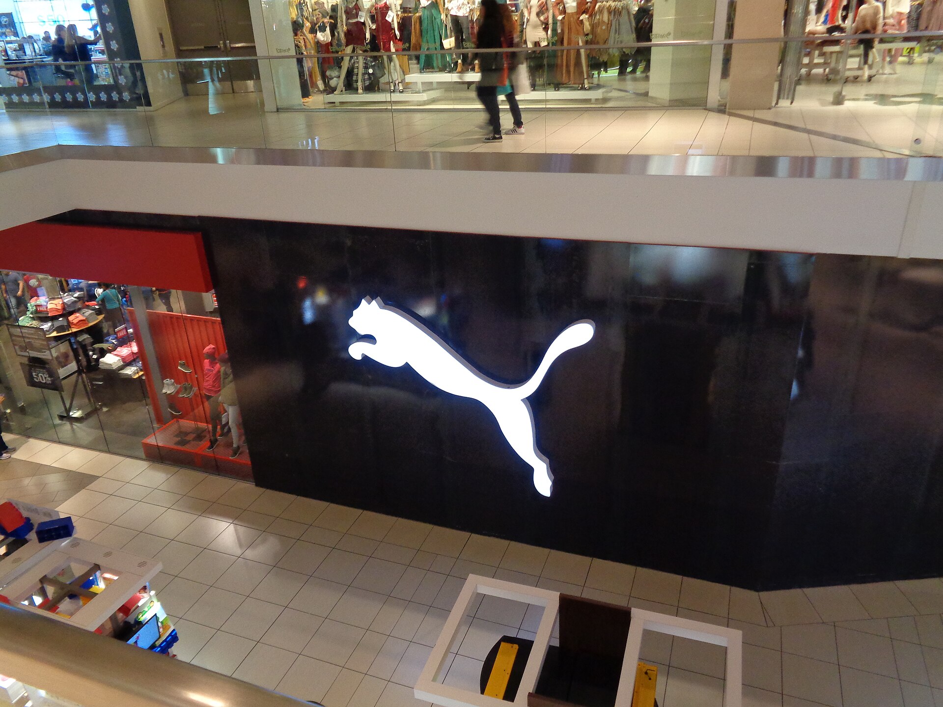 Enseigne lumineuse du félin bondissant PUMA sur la façade du magasin outlet du centre commercial Jersey Gardens, aux États-Unis