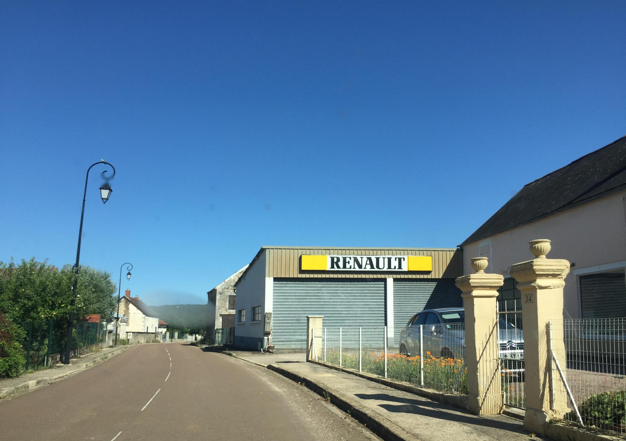 Ancienne façade d'un garage Renault avec son enseigne, à Sougères-en-Puisaye (Yonne)
