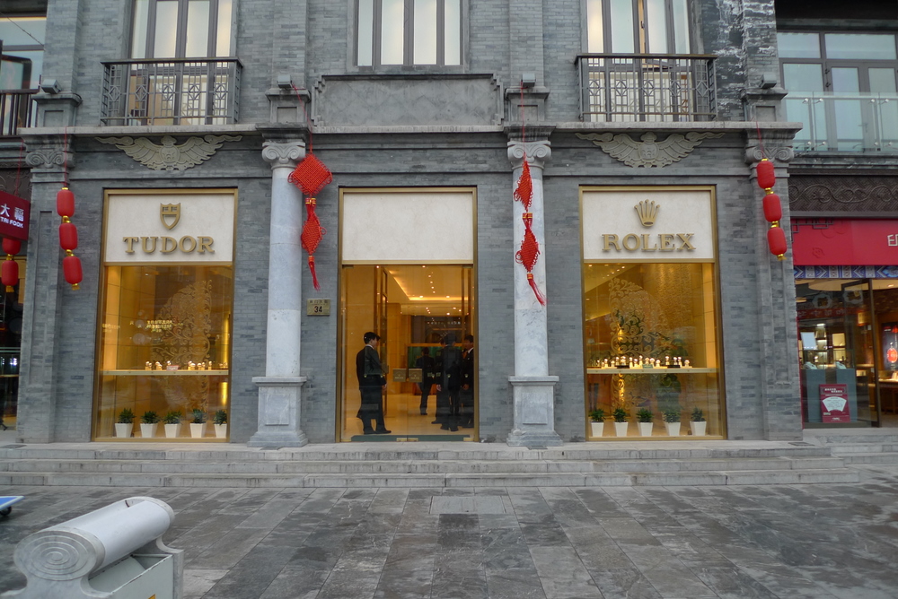 Devanture d'une boutique Rolex avec la couronne illuminée, rue commerçante de Qianmen à Pékin