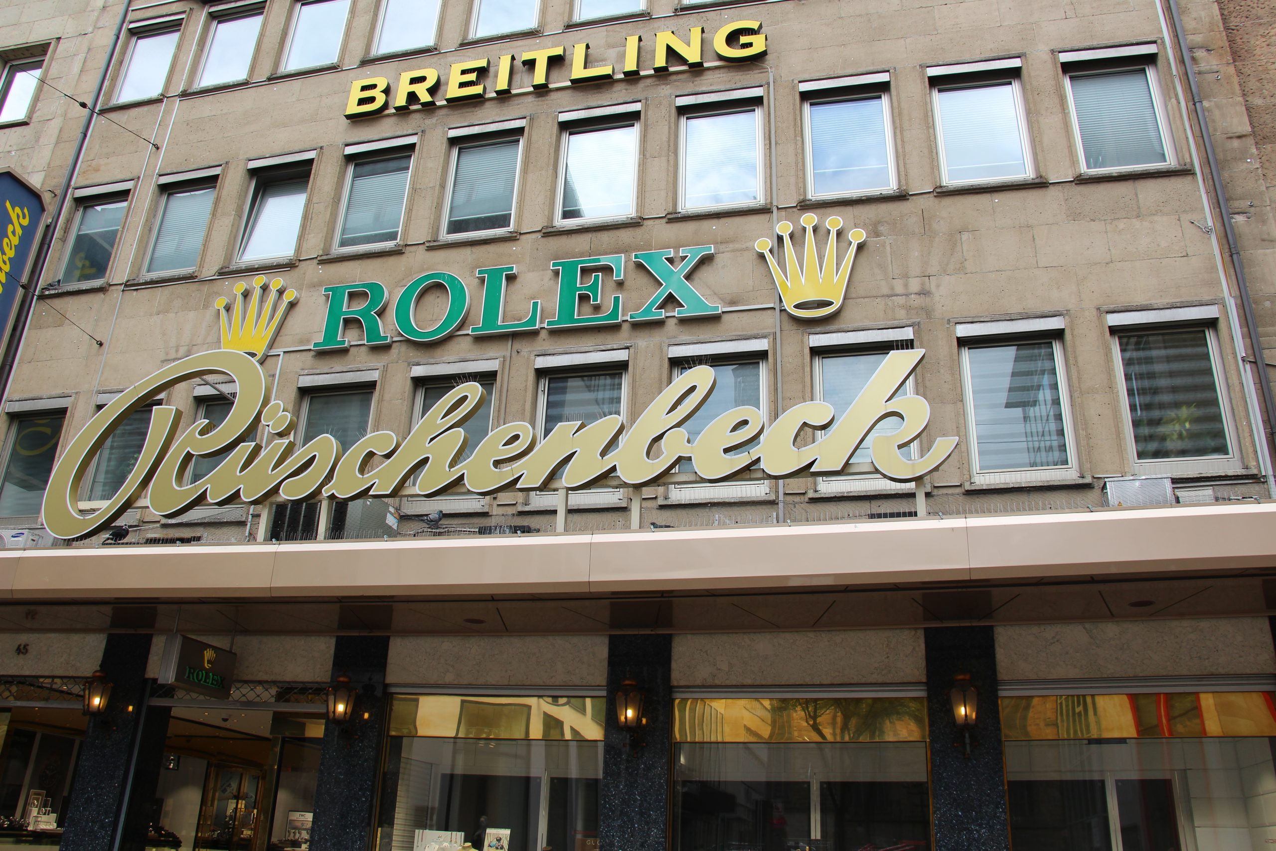 Façade du bijoutier-horloger Rüschenbeck à Dortmund, avec les enseignes des marques dont Rolex
