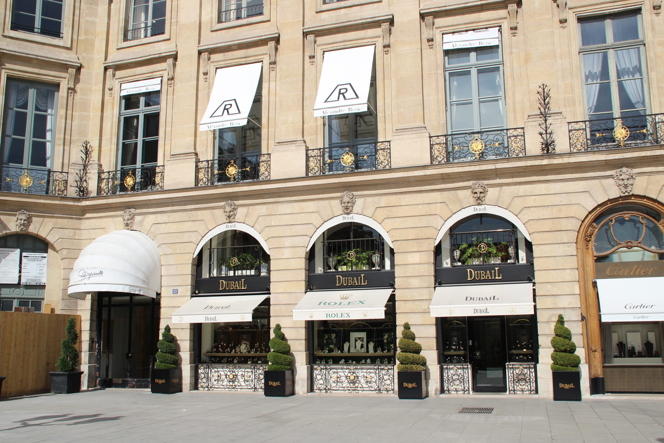 Façade de l'Hôtel de Fontpertuis, place Vendôme à Paris, avec la boutique Rolex en rez-de-chaussée