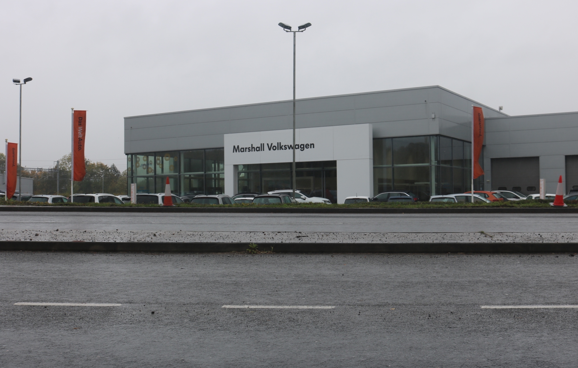 Façade et enseigne d'une concession Volkswagen (Marshall Volkswagen, Milton, Royaume-Uni)