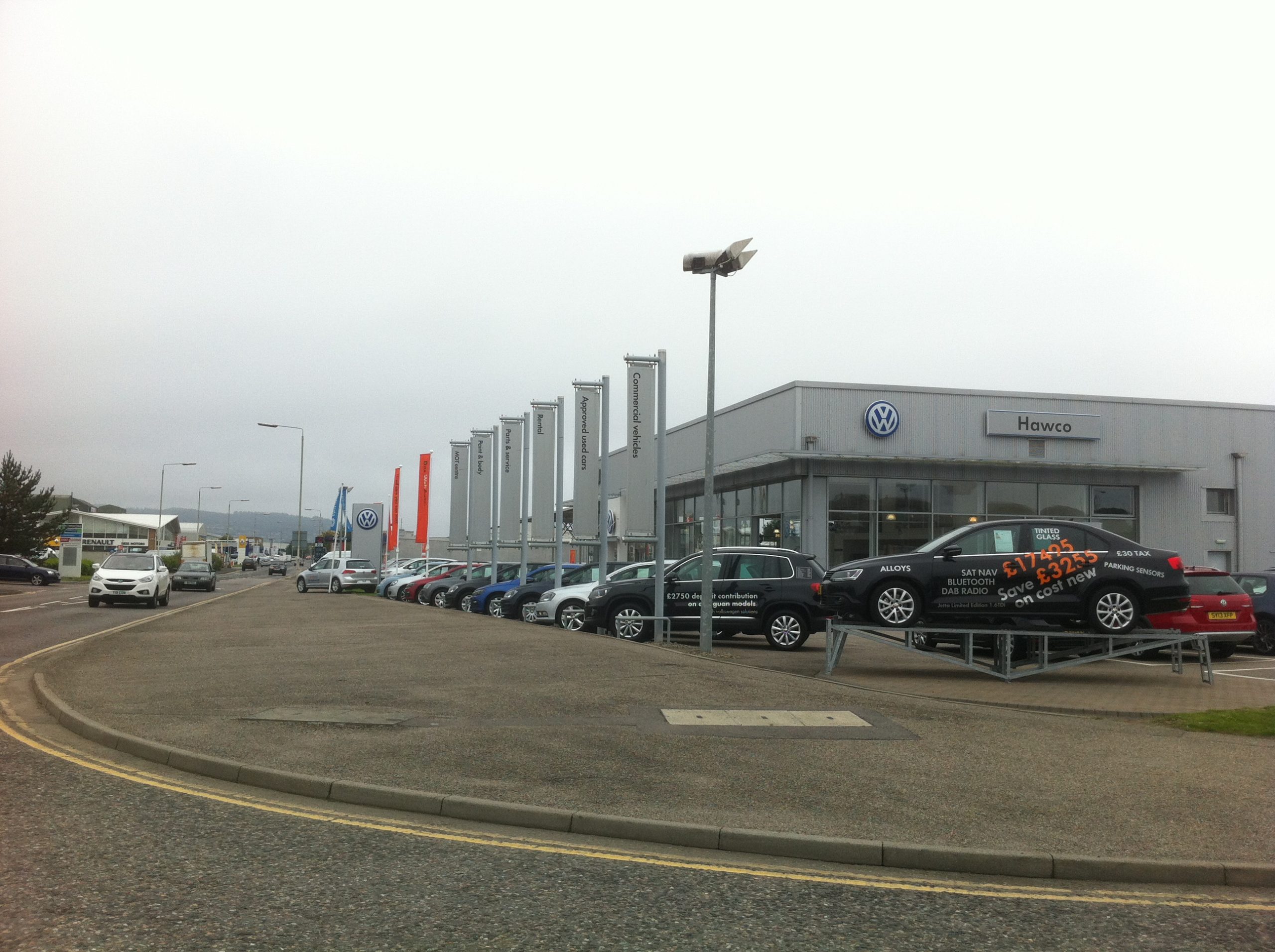 Vue extérieure d'une concession Volkswagen avec son enseigne