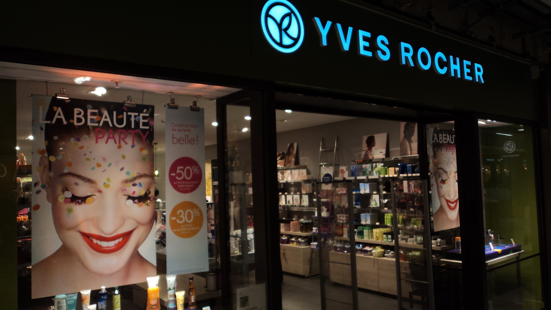 Boutique Yves Rocher dans un centre commercial à Paris, enseigne en façade