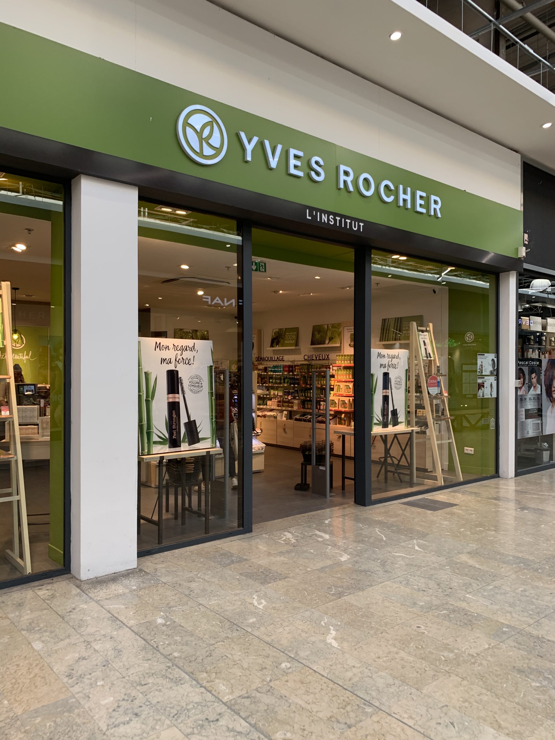 Magasin Yves Rocher au centre commercial de Beynost, vitrine et enseigne
