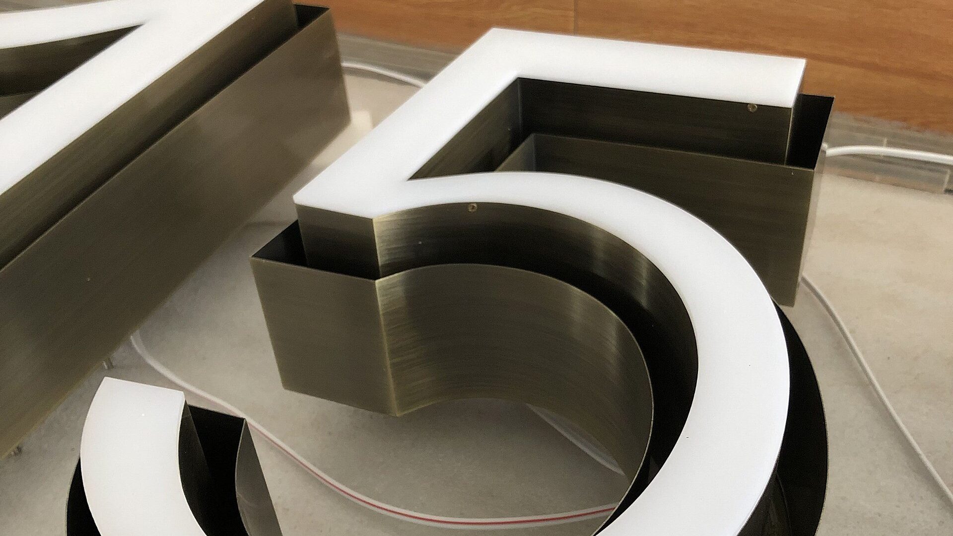 Lettres boîtier en inox : ce que la soudure laser change sur votre enseigne