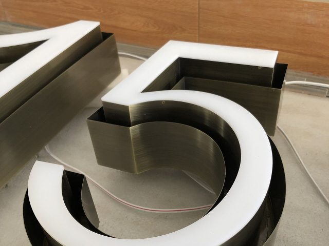 Lettres boîtier en inox : ce que la soudure laser change sur votre enseigne