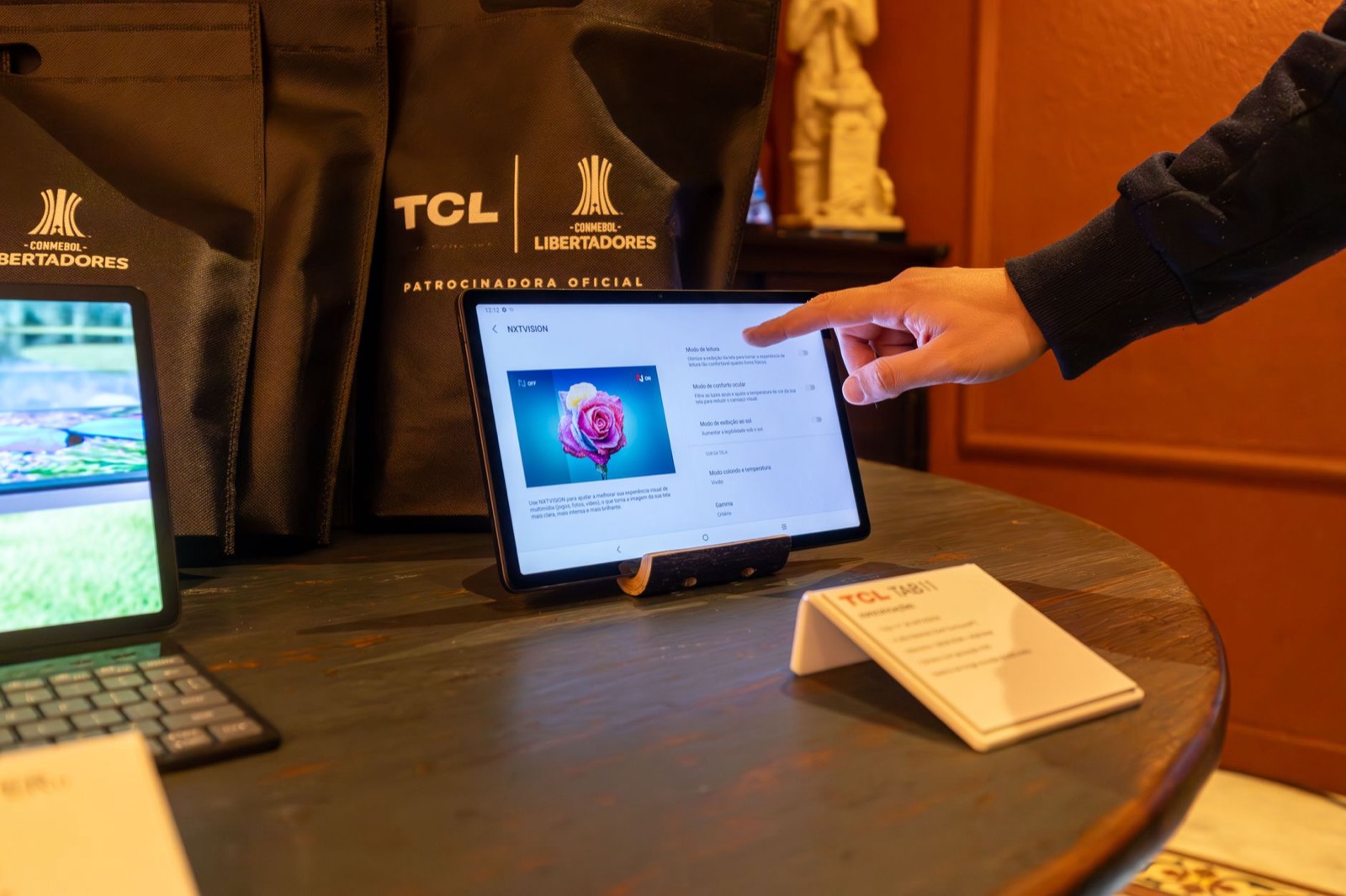 écran tactile en vitrine de commerce vu depuis le trottoir