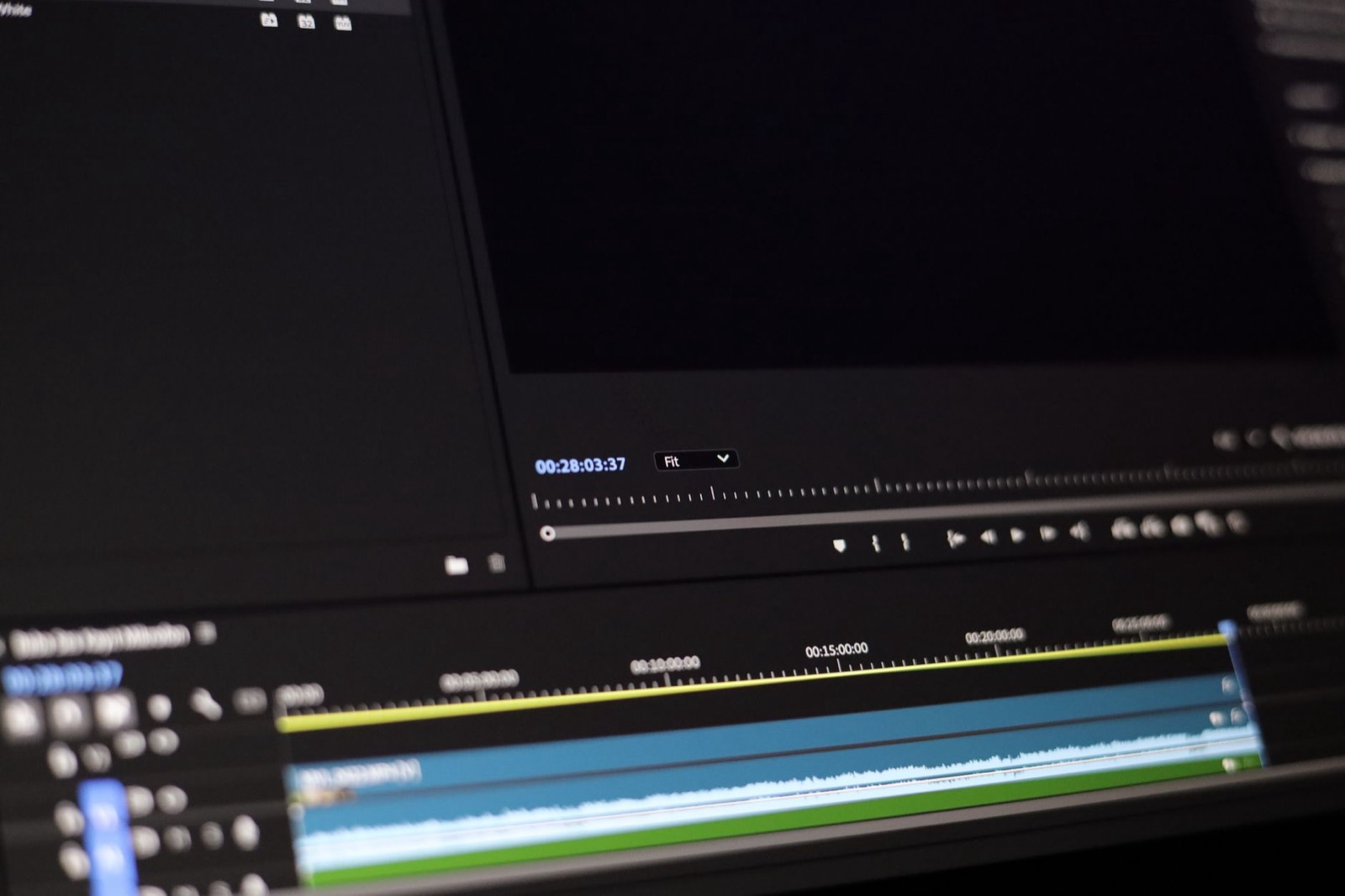 écran d'ordinateur avec un logiciel de montage vidéo et une timeline