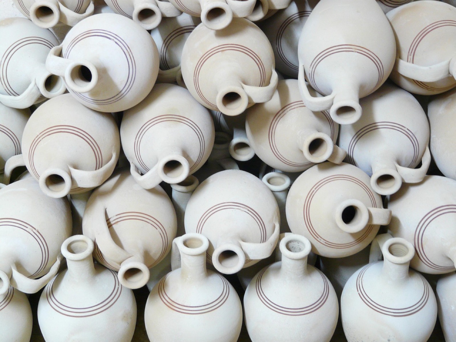 Pile de mugs en céramique blancs prêts pour l'impression dans un atelier